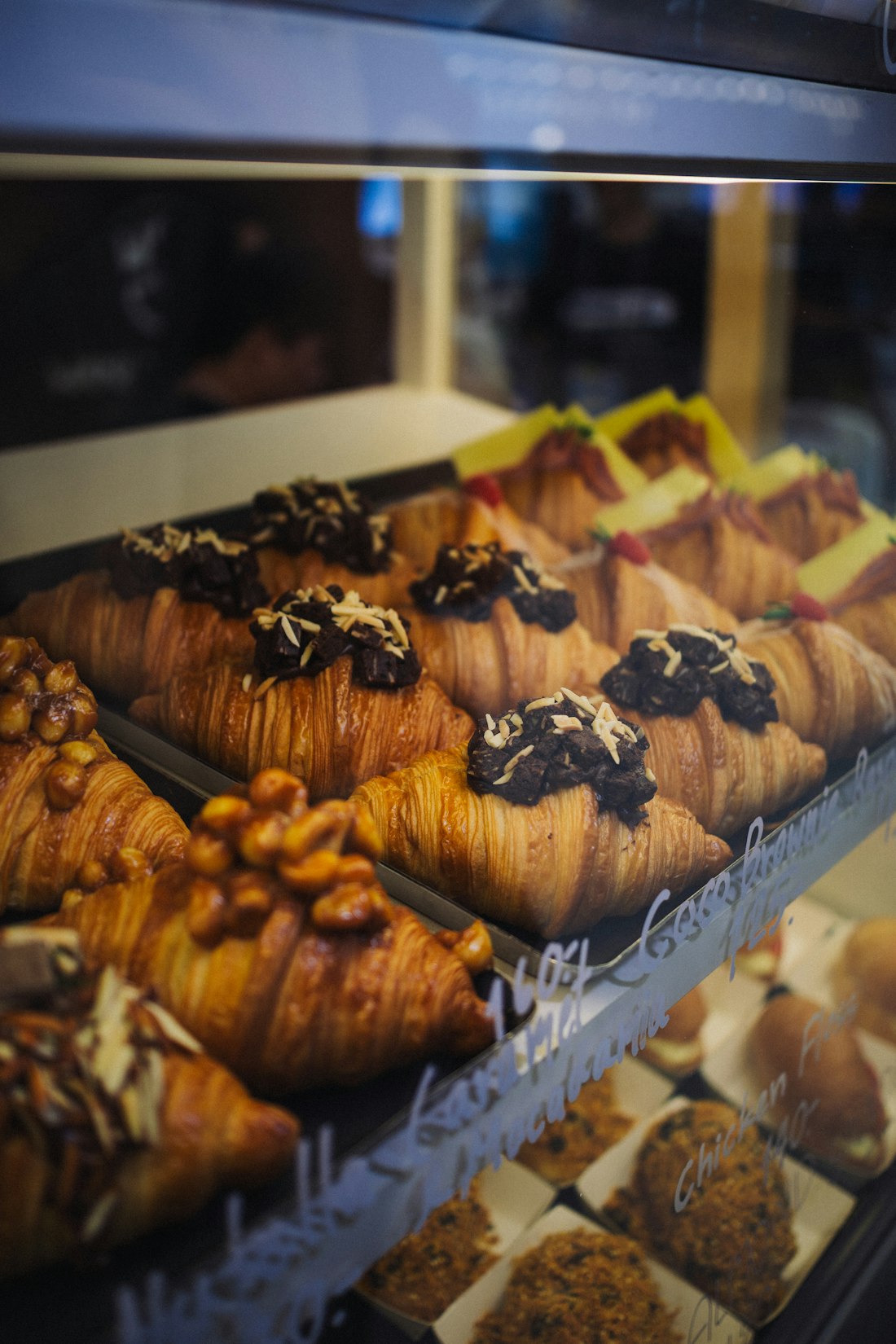 Świeże croissanty ułożone w gablocie piekarniczej