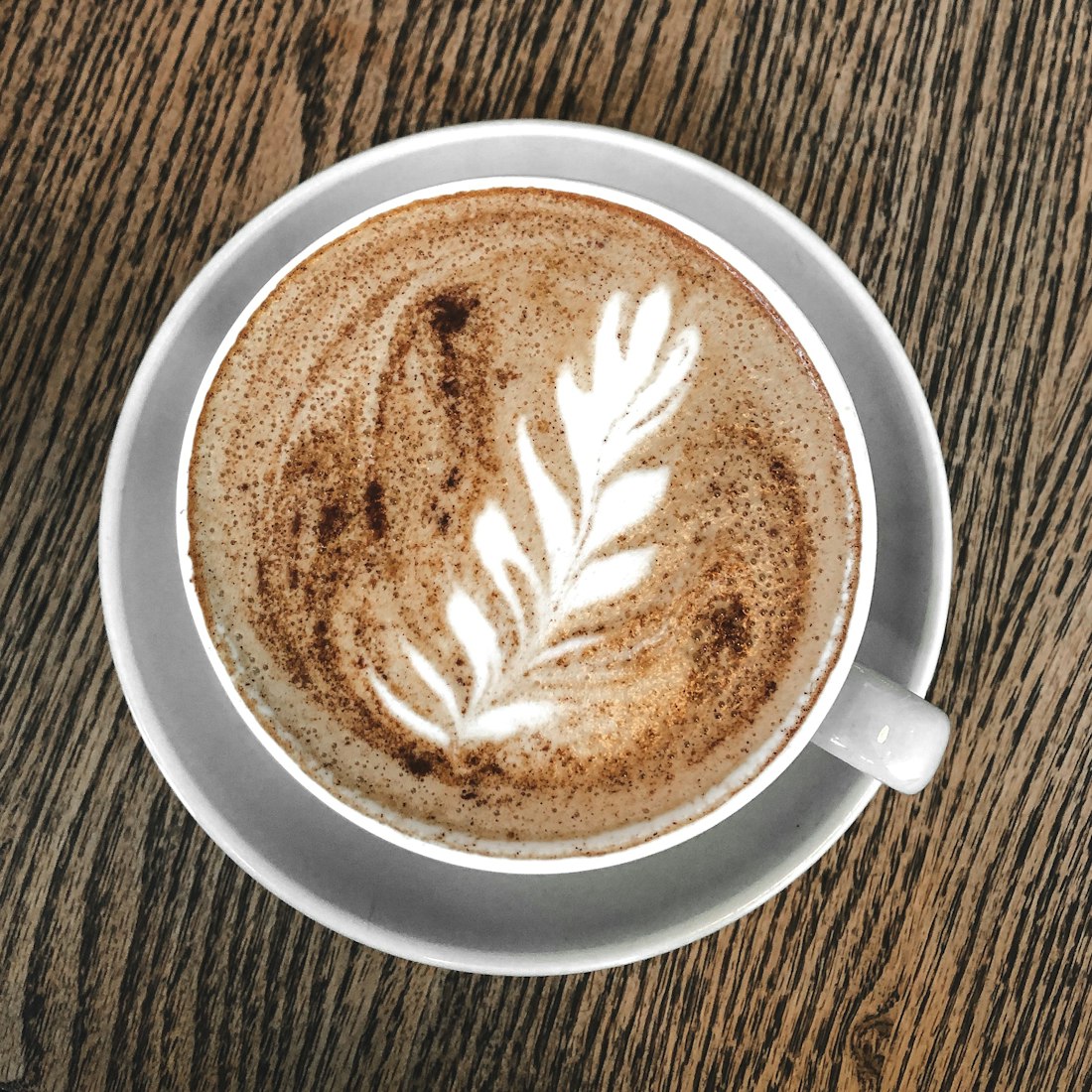 Filiżanka kawy flat white z delikatnym wzorem na piance