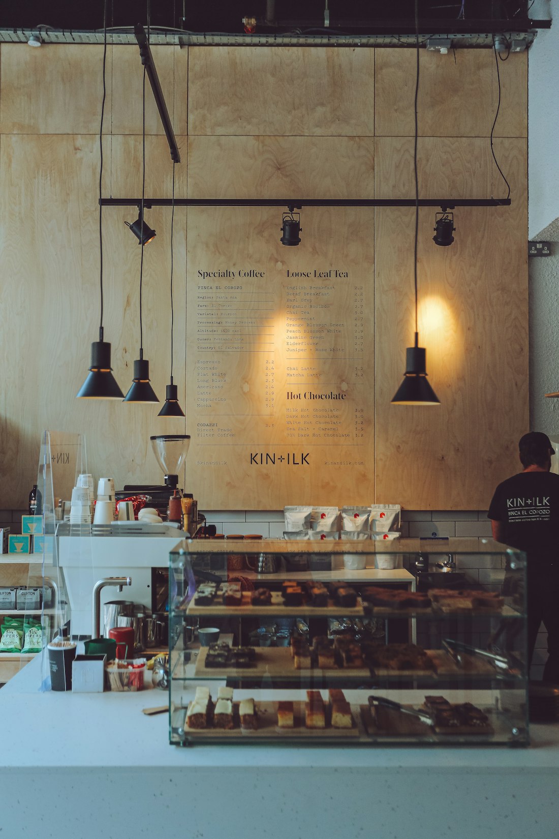 Drewniana tablica z ręcznie wypisanym menu kawiarni